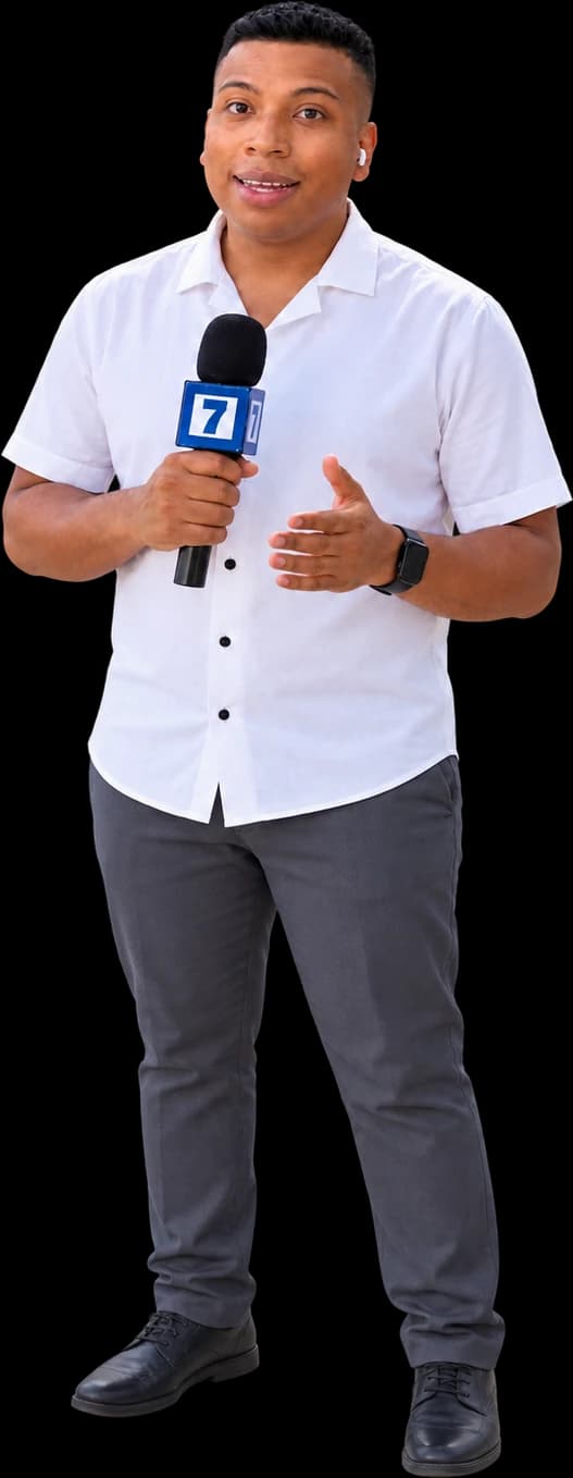 Johan Domínguez con micrófono de Canal 7